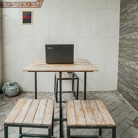 Spot On 93967 Hasna Guest House Syariah Kediri  Exterior photo