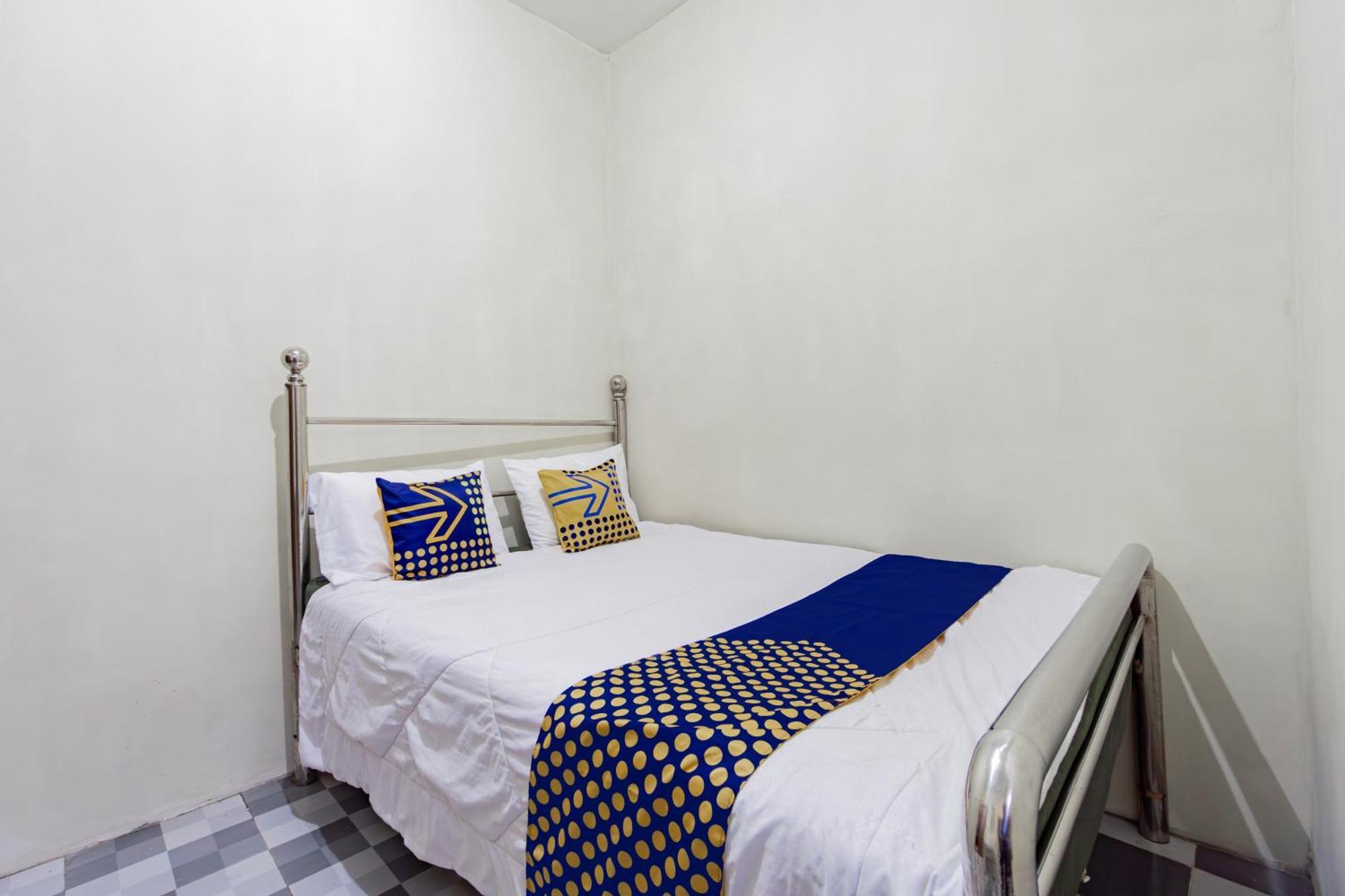 Spot On 93967 Hasna Guest House Syariah Kediri  Exterior photo