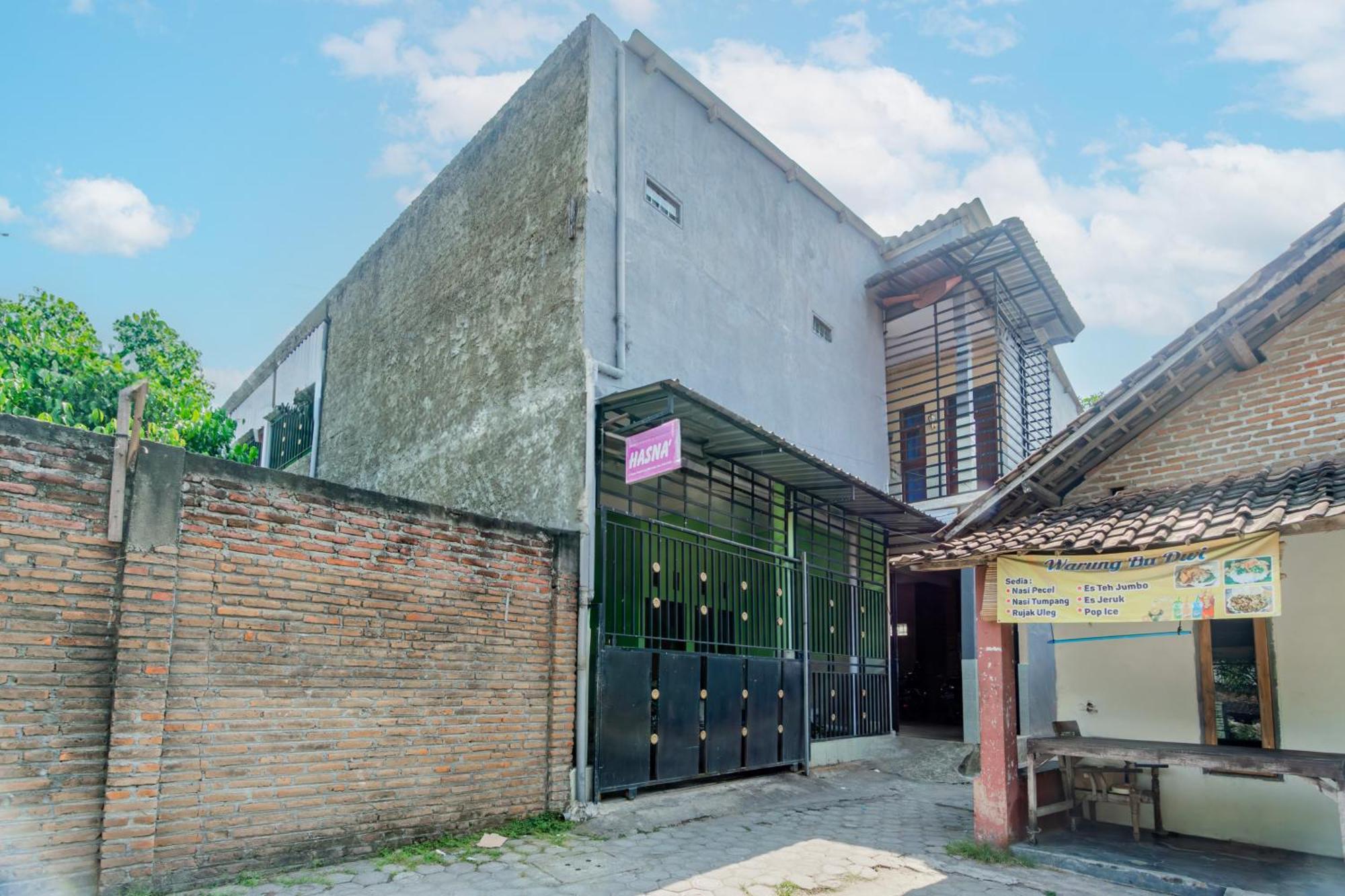 Spot On 93967 Hasna Guest House Syariah Kediri  Exterior photo