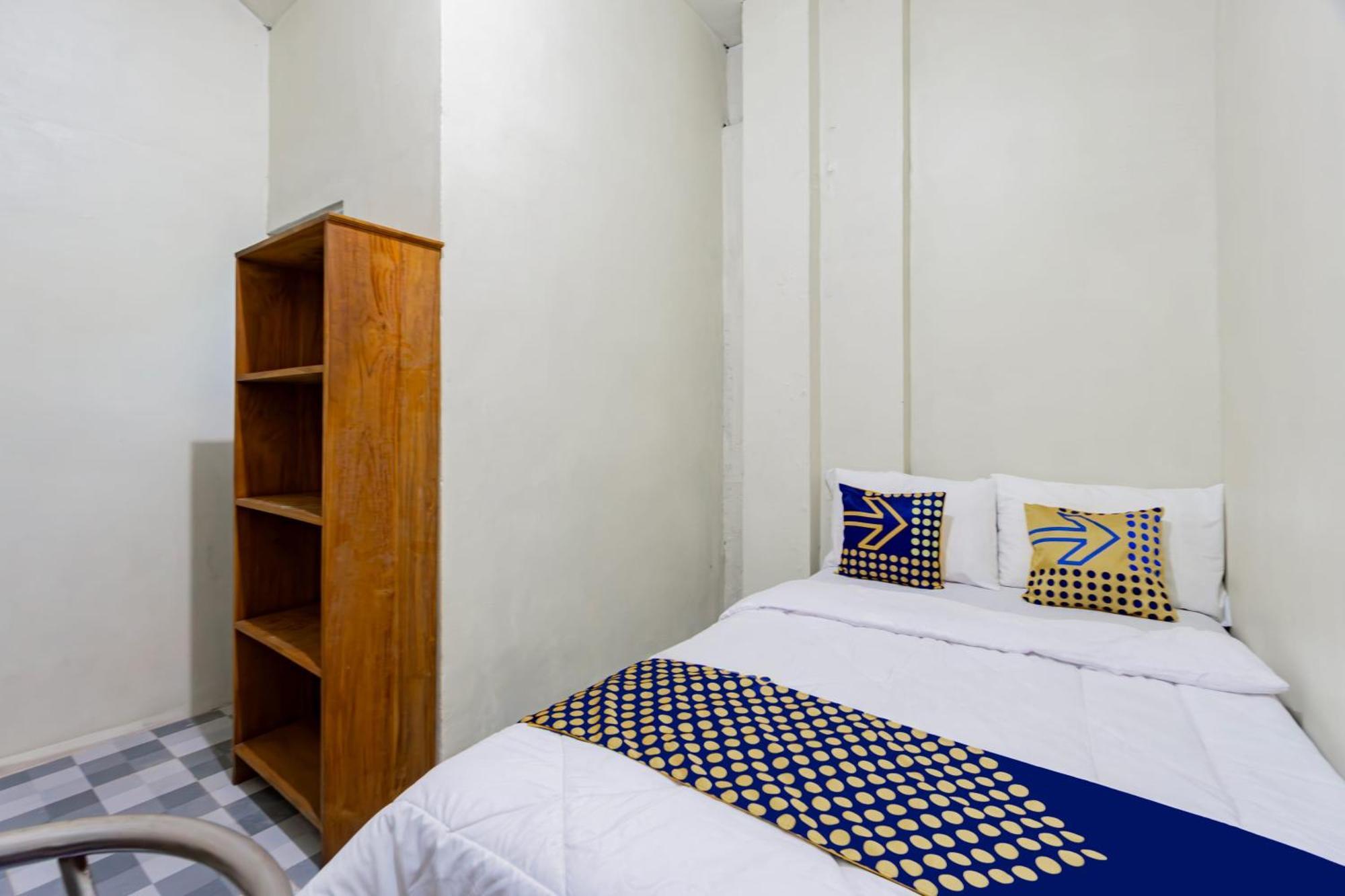 Spot On 93967 Hasna Guest House Syariah Kediri  Exterior photo