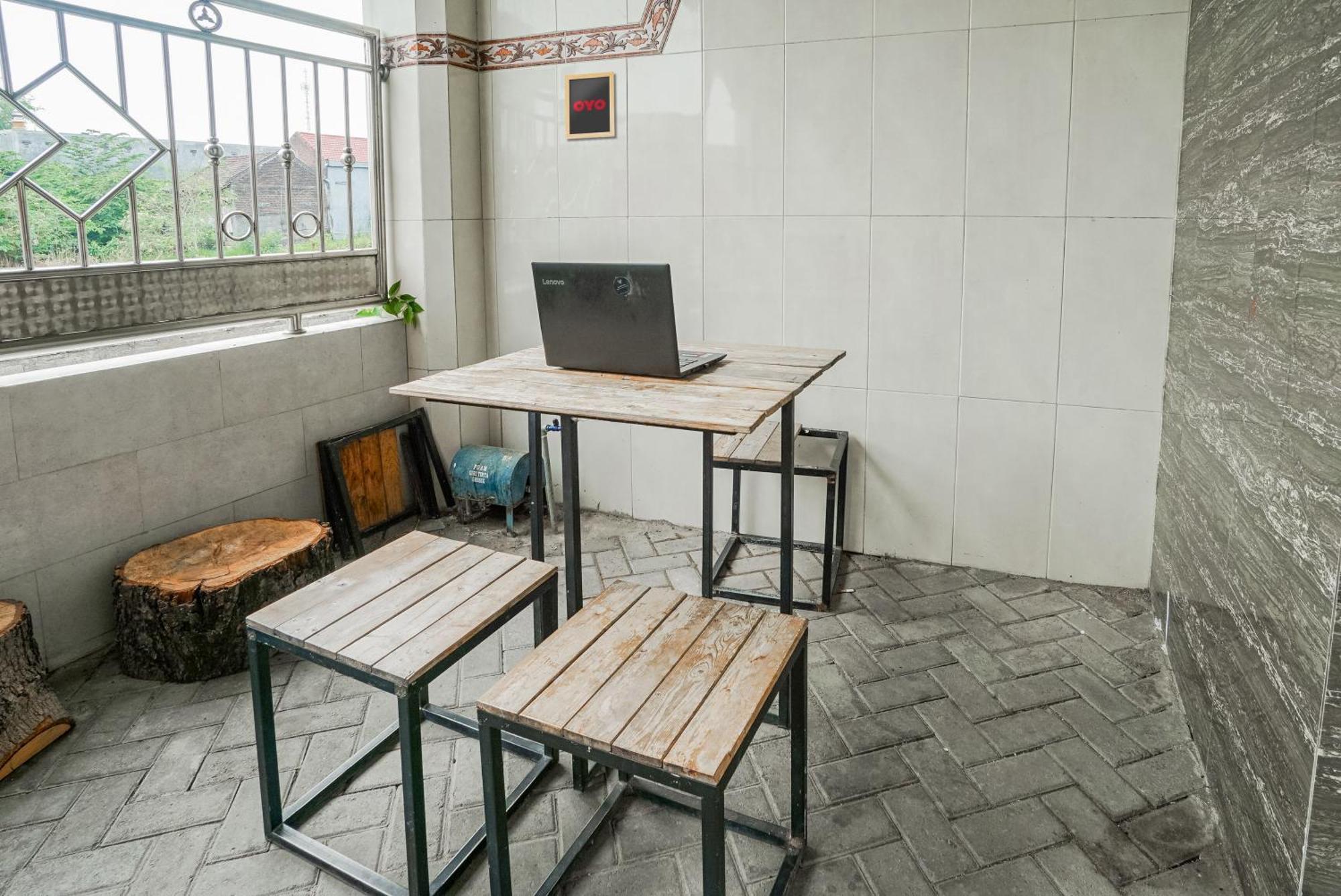 Spot On 93967 Hasna Guest House Syariah Kediri  Exterior photo