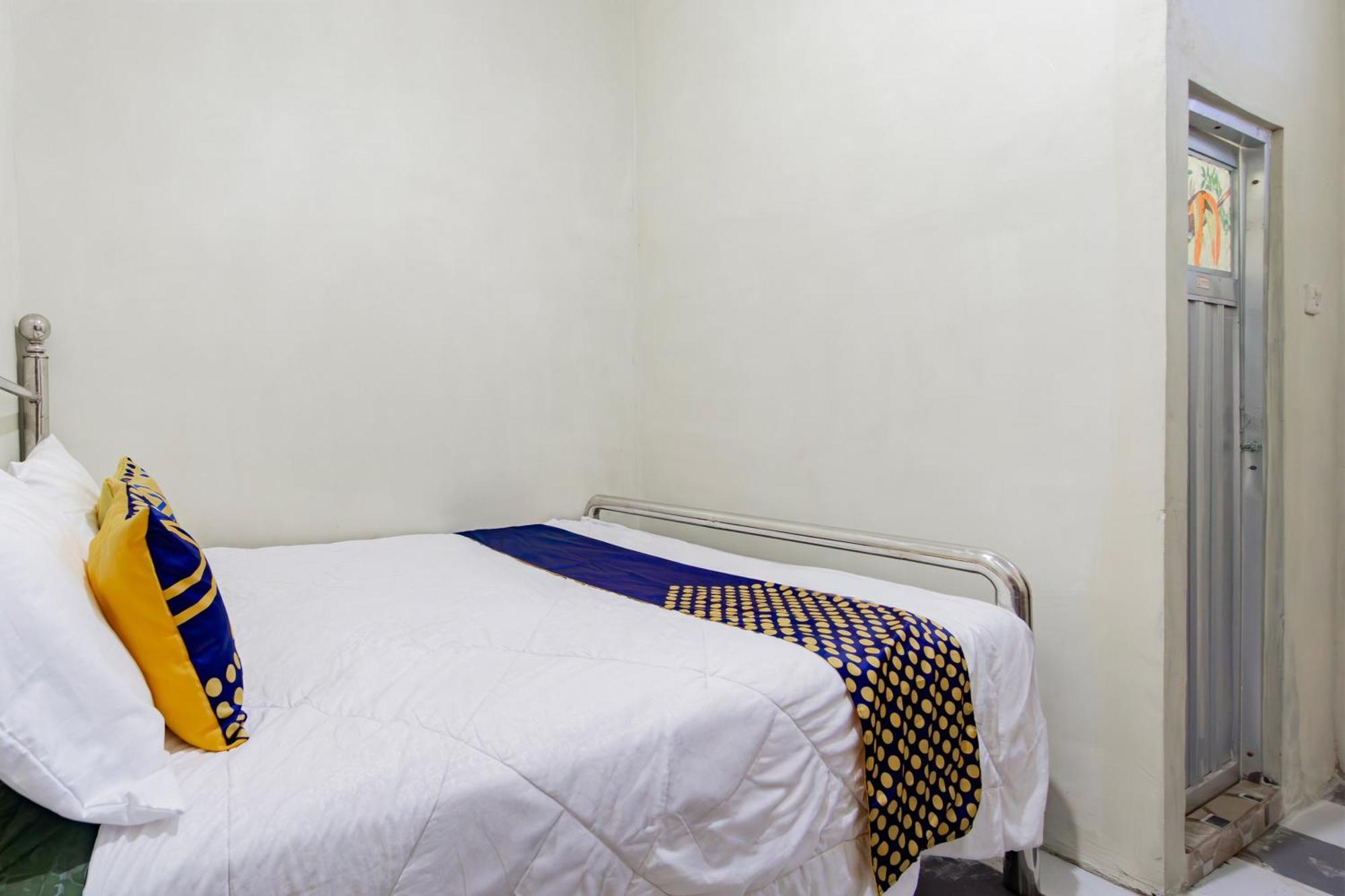 Spot On 93967 Hasna Guest House Syariah Kediri  Exterior photo