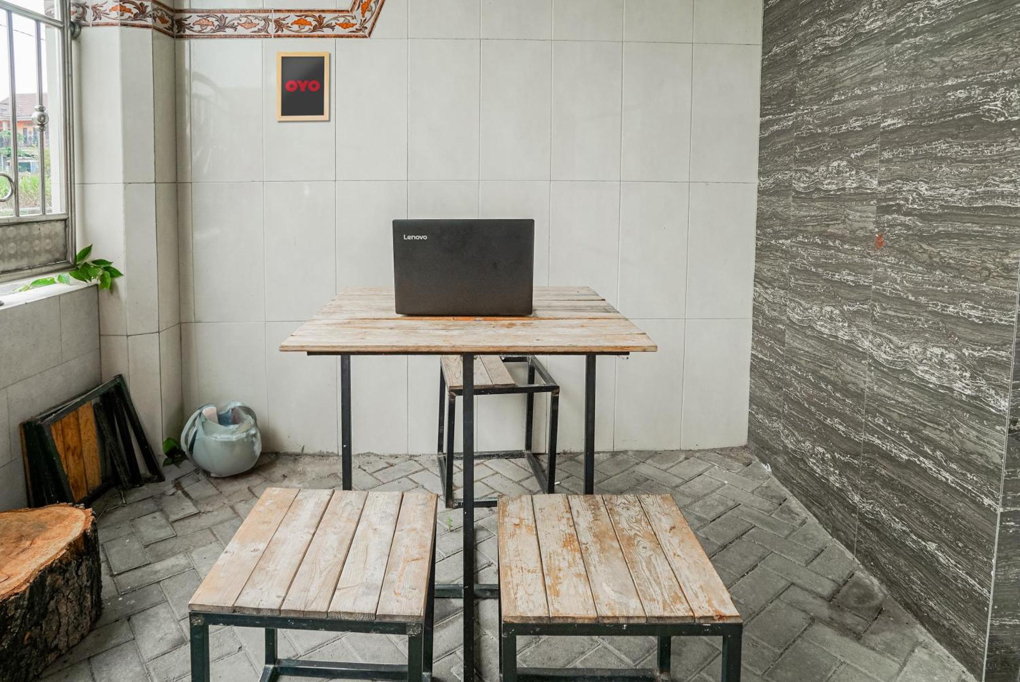 Spot On 93967 Hasna Guest House Syariah Kediri  Exterior photo
