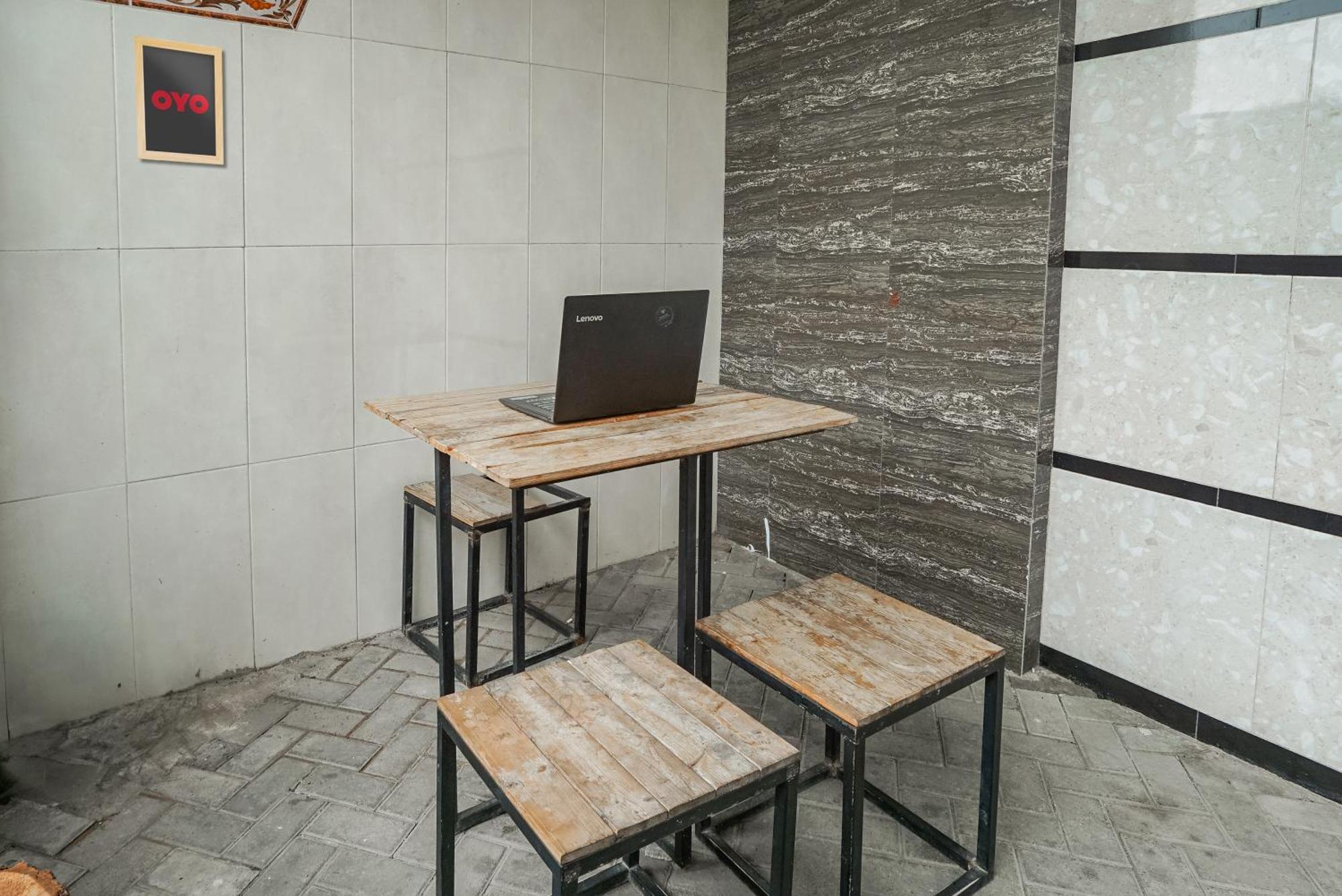 Spot On 93967 Hasna Guest House Syariah Kediri  Exterior photo