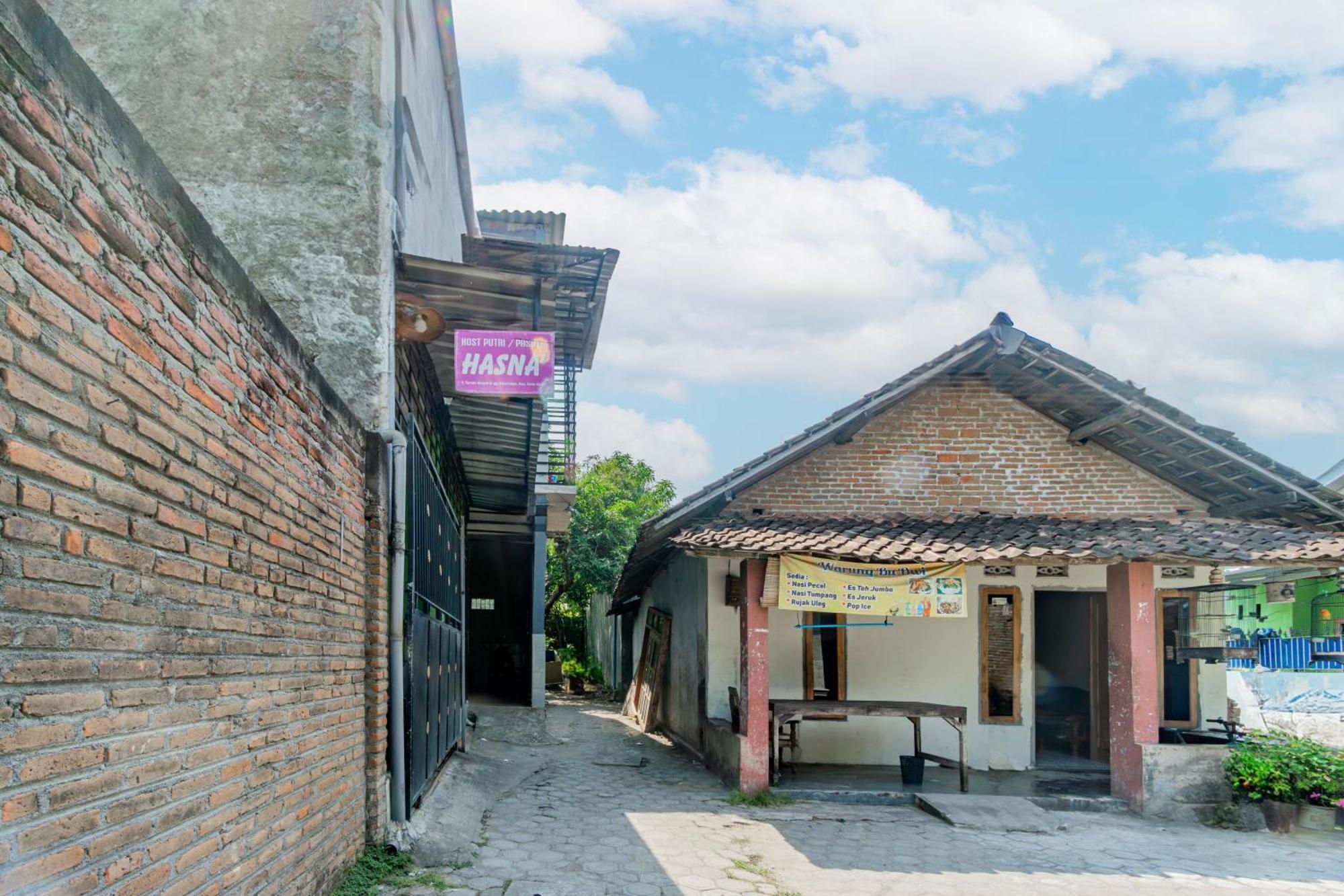 Spot On 93967 Hasna Guest House Syariah Kediri  Exterior photo